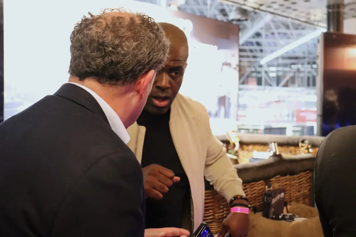 Netwerkgesprek op een beurs