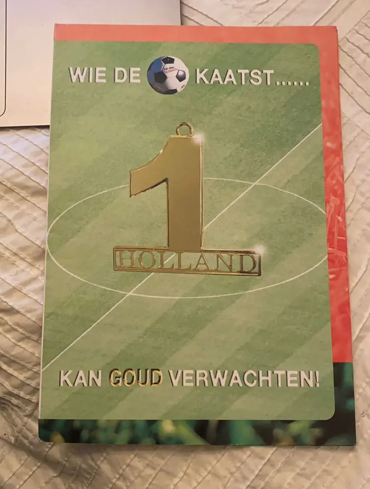 Vincent en zijn zakenpartner in een klaslokaal