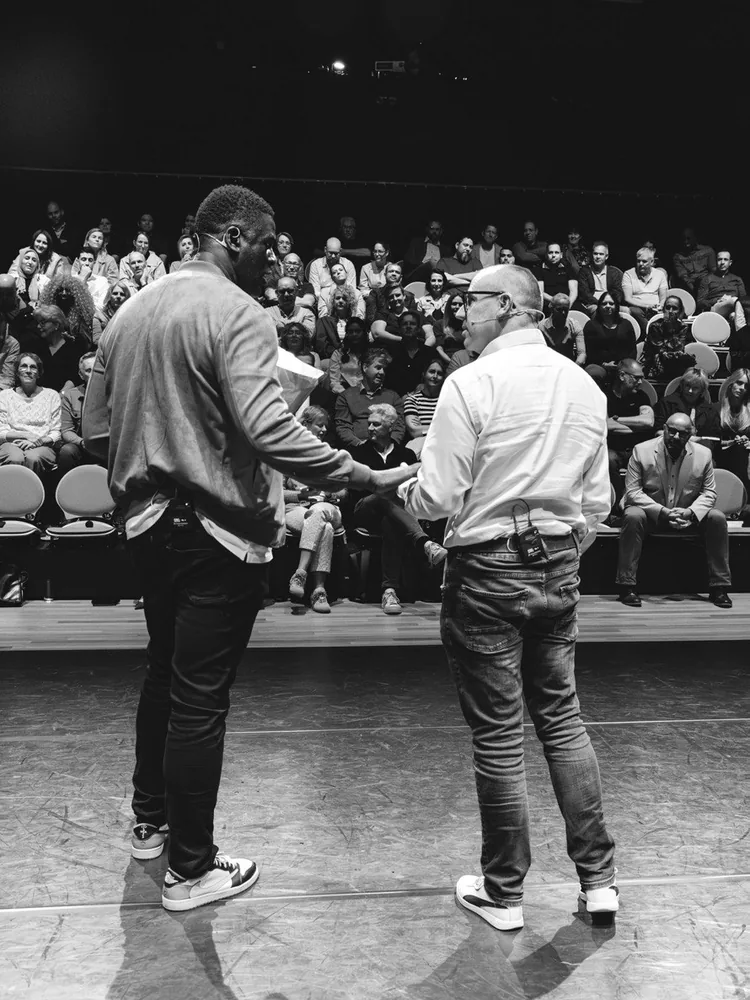 Vincent in gesprek op het podium