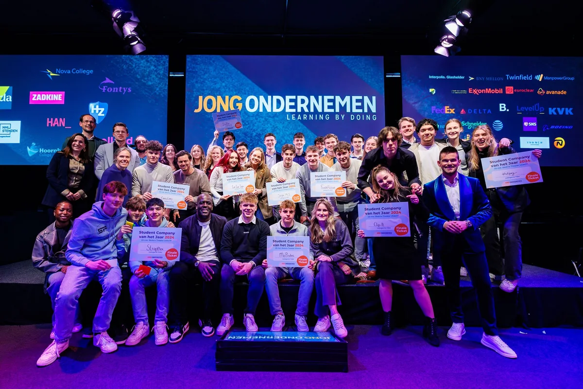 Vincent bij de finale van Jong Ondernemen 2024, met de deelnemende studenten