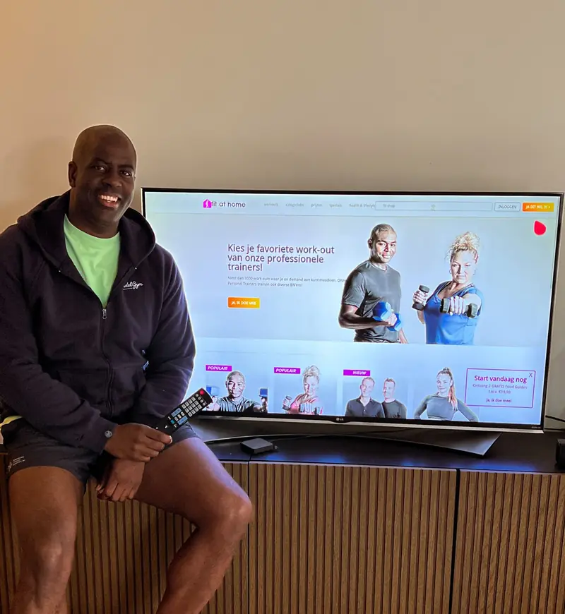 Vincent bij een tv met het Fit at Home-platform